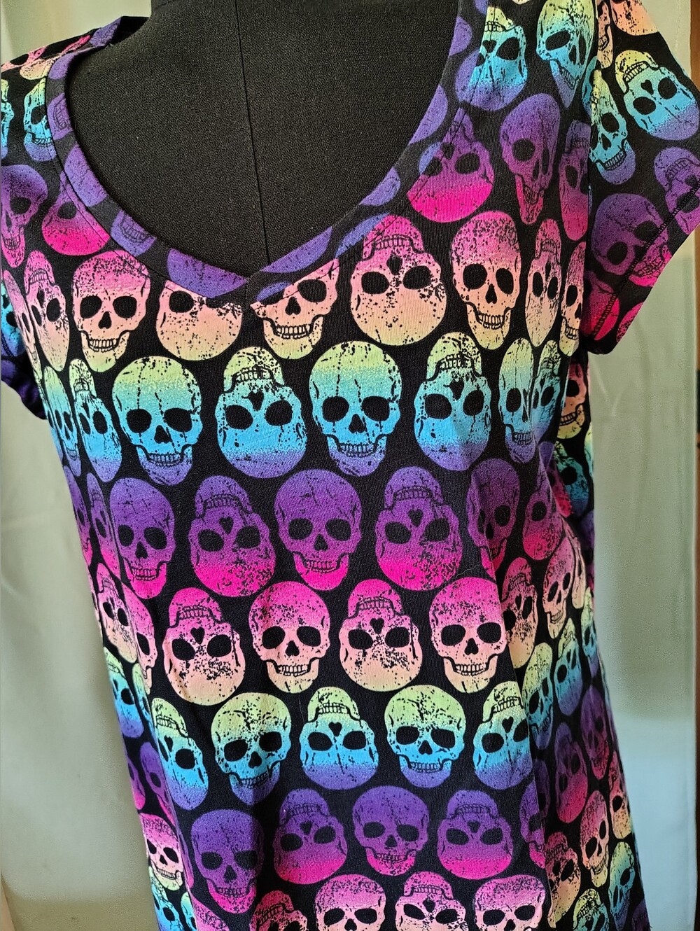 No Boundaries Black V-Neck Tunic T-Shirt Rainbow Skull Print Women X-Large Tee